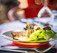 Plat dans le restaurant Le Ch&ecirc;ne &agrave; Jonqui&egrave;re