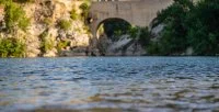 Baignade au pont du Diable, dans les gorges de l'H&eacute;rault