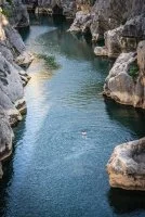 Baignade dans les gorges de l'H&eacute;rault sur le site du pont du Diable