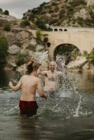 Baignade au pont du Diable, gorges de l'H&eacute;rault