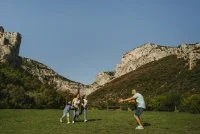 Saint-Guilhem-le-D&eacute;sert sur le chemin du cirque de l'Infernet, en famille