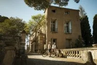 A v&eacute;lo devant le ch&acirc;teau de Popian. 