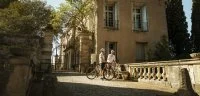 A v&eacute;lo devant le ch&acirc;teau de Popian. 