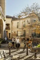 A v&eacute;lo au Pouget, sur la place du Griffe