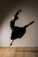 side-view-ballerina-jumping-posture &copy; freepik