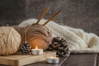 front-view-yarn-with-blanket-candles &copy; freepik