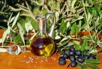 olive-oil-1596639_1280 &copy; @pixabay