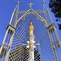 Sanctuaire_Notre-Dame_du_Dimanche_-_croix_charg&eacute;e_d'une_Vierge &copy; Saint Bauzille de la Sylve