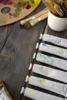 oil-paint-tubes-painting &copy; freepik