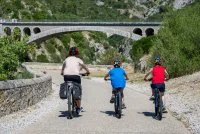H_Oenovelo 2_Pont du diable_Gorges Herault-1 &copy;Direction de la communication du d&eacute;partement de l'H&eacute;rault