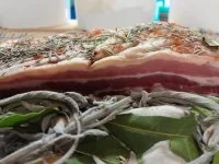 salaison-sechage-fermier-a-l-ancienne (2) &copy; ferme lo trescalan
