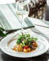 creamy-mushroom-dish-topped-with-green-salad-with-tomato &copy; Magnific