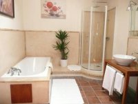 Salle de bain et douche suite Syrah © Gîtes de France