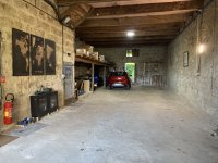Grand garage disponible avec prise recharge  © Francis Briouze