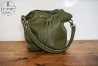[Ss.23 03] Sac seau cuir grain naturel kaki et mousqueton menottes (10)_resultat (LPDP) &copy; le phare de pierre