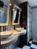 salle de bain noir &copy; conciergerie scoglia