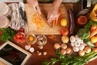 top-view-of-cropped-hands-of-senior-cook-unrecognizable-cutting-carrot-cooking-vegetable-stew © freepik